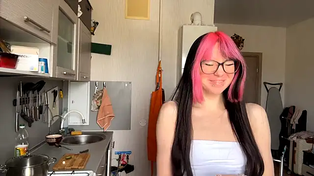 Snapshot of WifeAileen chatting on 16, 4, 2026 WifeAileen online show from 16, 4, 2026