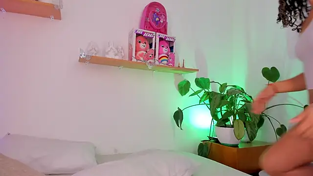 RoxanneMorguet  online show from 11, 4, 2026