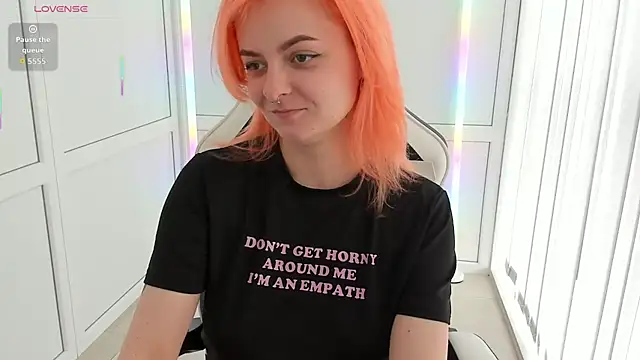 Snapshot of NightLeaf chatting on 11, 4, 2026 NightLeaf online show from 11, 4, 2026