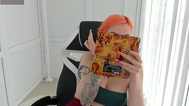 Snapshot of NightLeaf chatting on 12, 4, 2026 NightLeaf online show from 12, 4, 2026