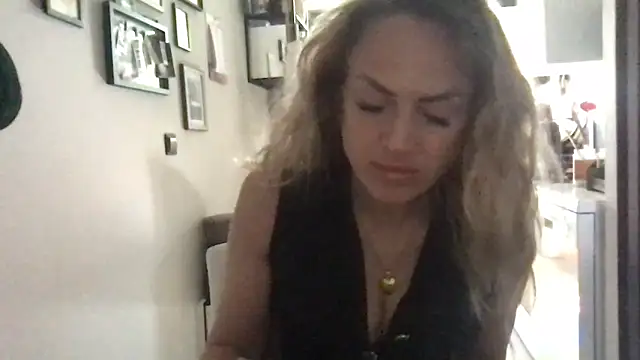 Snapshot of BlondSeduction chatting on 8, 4, 2026 BlondSeduction online show from 8, 4, 2026
