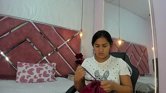 Snapshot of AprilMiiller chatting on 21, 5, 2026 AprilMiiller online show from 21, 5, 2026