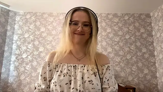 Snapshot of ElmiraGildea chatting on 8, 4, 2026 ElmiraGildea online show from 8, 4, 2026