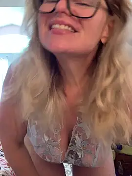 Snapshot of Love_Lee_xo chatting on 26, 5, 2026 Love Lee xo online show from 26, 5, 2026