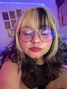 Snapshot of ZoeyDoll_ chatting on 29, 4, 2026 ZoeyDoll online show from 29, 4, 2026