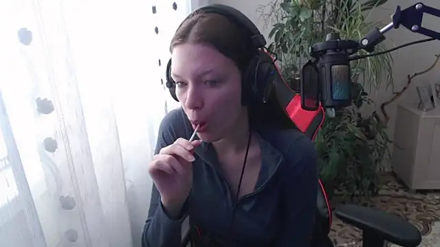Snapshot of PunyKnee chatting on 16, 4, 2026 PunyKnee online show from 16, 4, 2026