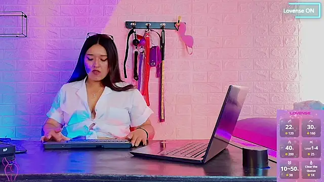 Bdsm Kiara online show from 8, 4, 2026