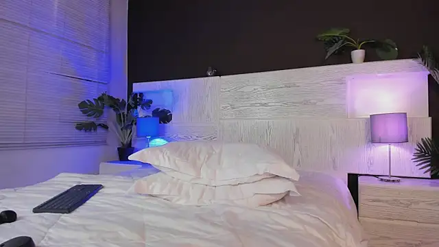 angelina hilton online show from 11, 5, 2026