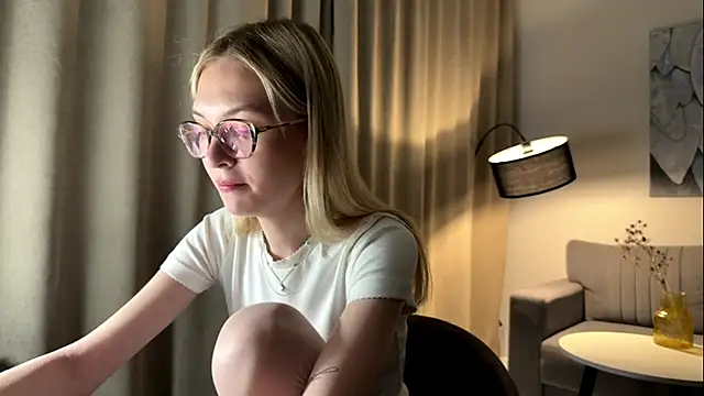 Snapshot of EvelineMolima chatting on 8, 4, 2026 EvelineMolima online show from 8, 4, 2026