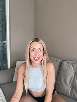 Snapshot of BlondeChiara chatting on 12, 4, 2026 BlondeChiara online show from 12, 4, 2026