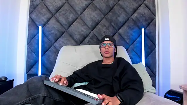 Snapshot of LiamKron chatting on 12, 5, 2026 LiamKron online show from 12, 5, 2026