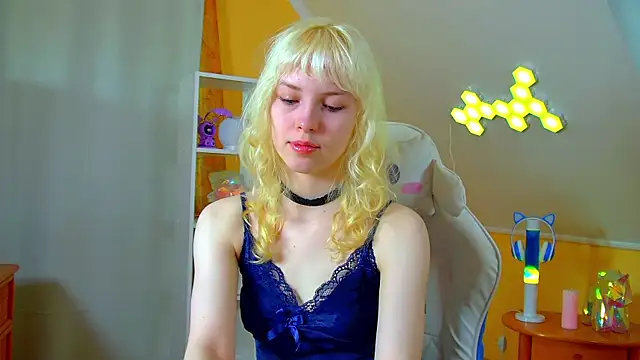 HannahHollis online show from 24, 6, 2026