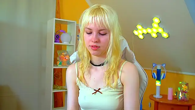 HannahHollis online show from 28, 6, 2026