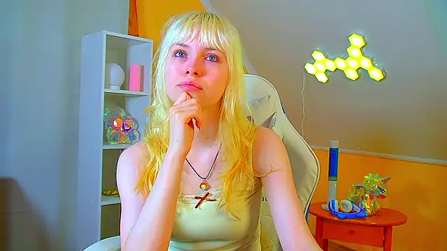 HannahHollis online show from 15, 7, 2026