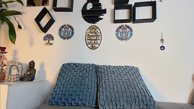 Snapshot of LunaBaxter_ chatting on 4, 6, 2026 LunaBaxter online show from 4, 6, 2026