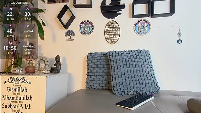 Snapshot of LunaBaxter_ chatting on 5, 6, 2026 LunaBaxter online show from 5, 6, 2026