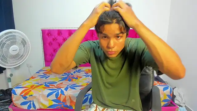 Snapshot of skinny_sam chatting on 8, 5, 2026 skinny sam online show from 8, 5, 2026