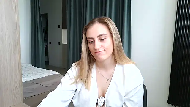 Snapshot of SugarBlondee chatting on 9, 6, 2026 SugarBlondee online show from 9, 6, 2026