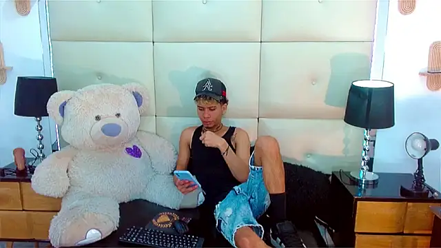 Snapshot of Skinny_cute_Alyer chatting on 2, 7, 2026 Skinny cute Alyer online show from 2, 7, 2026