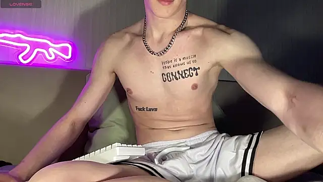 Snapshot of Travis_Gracile chatting on 27, 5, 2026 Travis Gracile online show from 27, 5, 2026