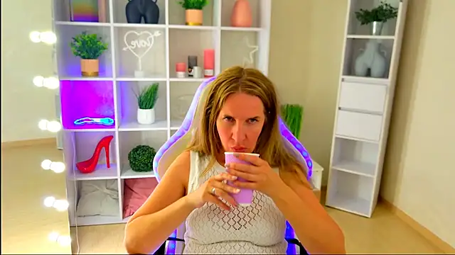 Snapshot of MollyLoll chatting on 1, 7, 2026 MollyLoll online show from 1, 7, 2026