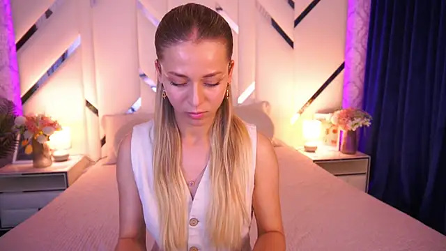 Snapshot of DoveLovee chatting on 25, 5, 2026 DoveLovee online show from 25, 5, 2026