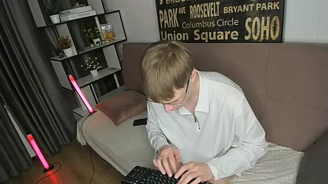 Snapshot of TwinkWhite chatting on 17, 5, 2026 TwinkWhite online show from 17, 5, 2026