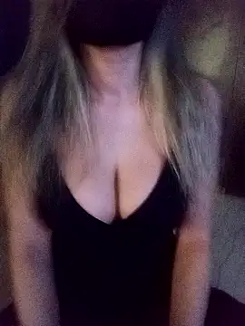 Snapshot of CumToHazel chatting on 10, 5, 2026 CumToHazel online show from 10, 5, 2026