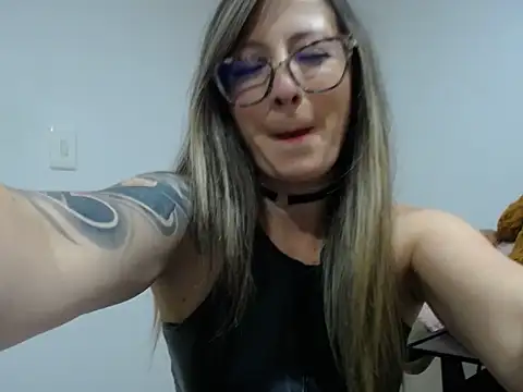 Snapshot of VALELUXX chatting on 24, 4, 2026 VALELUXX online show from 24, 4, 2026