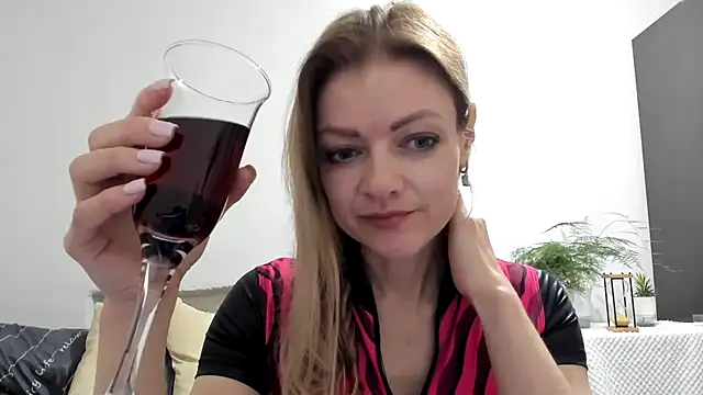 Snapshot of Severina7 chatting on 17, 4, 2026 Severina7 online show from 17, 4, 2026