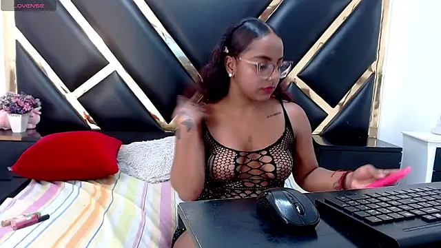 Snapshot of AprilyCrystal2 chatting on 4, 5, 2026 AprilyCrystal2 online show from 4, 5, 2026