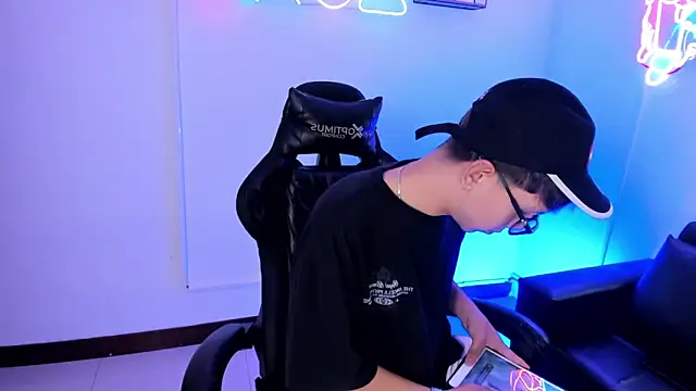 Snapshot of Adrien_silex chatting on 16, 4, 2026 Adrien silex online show from 16, 4, 2026