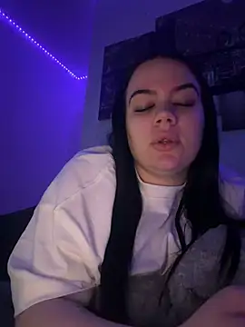 Snapshot of Elly_bttn chatting on 28, 7, 2026 Elly bttn online show from 28, 7, 2026