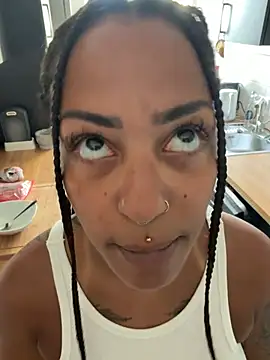 SweetPetiteNoir online show from 28, 6, 2026