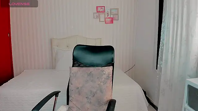 hottie emma james online show from 19, 4, 2026