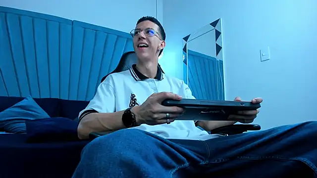 Snapshot of OliverThompsonJS chatting on 13, 6, 2026 OliverThompsonJS online show from 13, 6, 2026