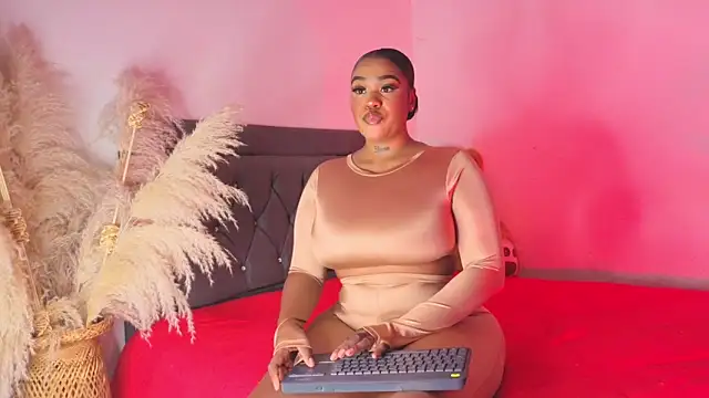 Snapshot of Thalyanna_ebonny chatting on 3, 5, 2026 Thalyanna ebonny online show from 3, 5, 2026