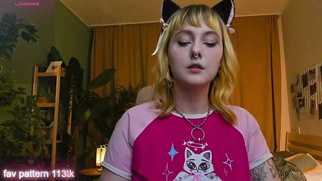 Snapshot of Emma_Thomps chatting on 4, 5, 2026 Emma Thomps online show from 4, 5, 2026