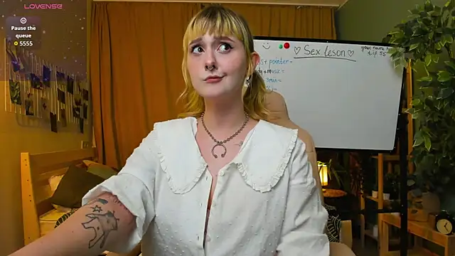 Snapshot of Emma_Thomps chatting on 7, 5, 2026 Emma Thomps online show from 7, 5, 2026