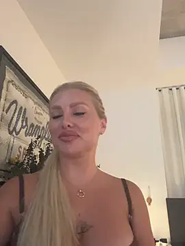Snapshot of Karen_Luxe chatting on 28, 4, 2026 Karen Luxe online show from 28, 4, 2026