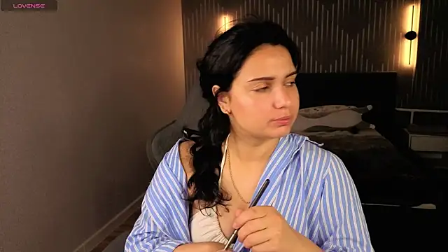 Snapshot of Vivien_Ross chatting on 24, 6, 2026 Vivien Ross online show from 24, 6, 2026