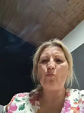 Snapshot of Divineblond chatting on 17, 4, 2026 Divineblond online show from 17, 4, 2026