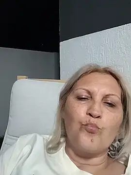 Snapshot of Divineblond chatting on 24, 4, 2026 Divineblond online show from 24, 4, 2026
