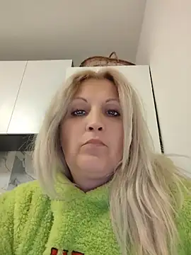 Snapshot of Divineblond chatting on 5, 5, 2026 Divineblond online show from 5, 5, 2026