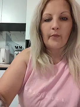 Snapshot of Divineblond chatting on 6, 5, 2026 Divineblond online show from 6, 5, 2026