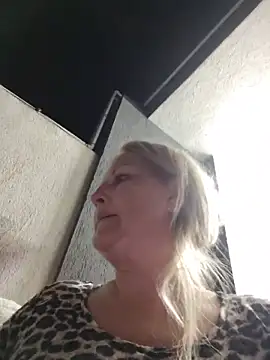 Snapshot of Divineblond chatting on 7, 5, 2026 Divineblond online show from 7, 5, 2026
