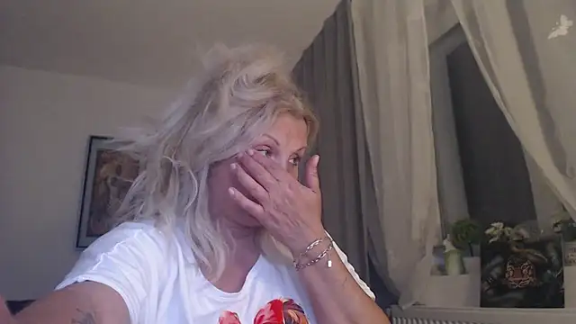 Snapshot of Divineblond chatting on 8, 5, 2026 Divineblond online show from 8, 5, 2026