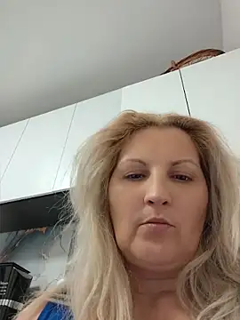 Snapshot of Divineblond chatting on 13, 5, 2026 Divineblond online show from 13, 5, 2026