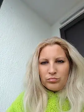 Snapshot of Divineblond chatting on 17, 5, 2026 Divineblond online show from 17, 5, 2026