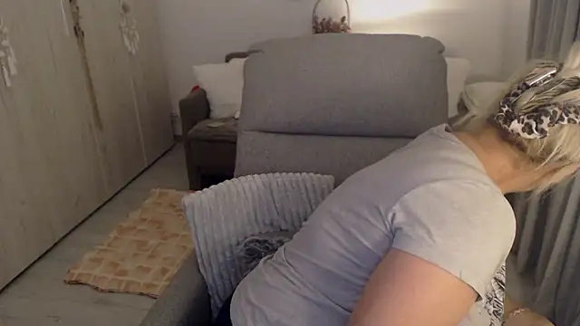 Snapshot of Divineblond chatting on 25, 5, 2026 Divineblond online show from 25, 5, 2026